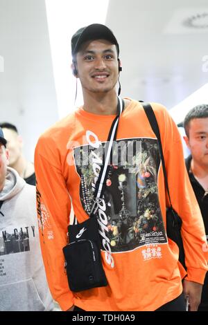 NBA star Kyle Kuzma di Los Angeles Lakers arriva a Shanghai Hongqiao International Airport dopo lo sbarco in Cina a Shanghai, 12 giugno 2019. Foto Stock