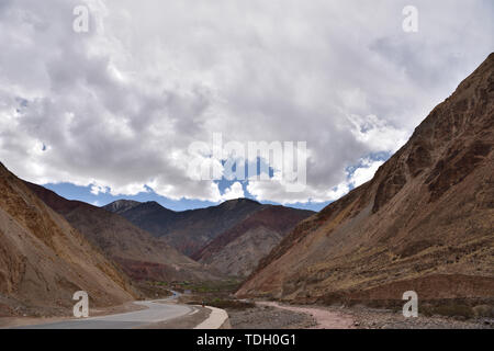 Scenario di plateau lungo la strada nazionale 318 di Sichuan-Tibet autostrada in aprile 2019. Foto Stock