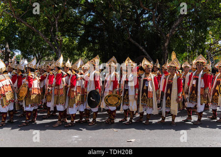 DENPASAR/BALI-Giugno 15 2019: Baris Gede ballerini sono allineando la preparazione per la mostra in occasione della cerimonia di apertura del Bali Arts Festival (Kesenian Pesta Foto Stock