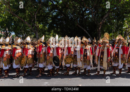 DENPASAR/BALI-Giugno 15 2019: Baris Gede ballerini sono allineando la preparazione per la mostra in occasione della cerimonia di apertura del Bali Arts Festival (Kesenian Pesta Foto Stock