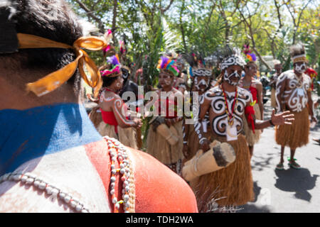 DENPASAR/BALI-Giugno 15 2019: ballerini di Papua si stanno preparando per una performance al 2019 Bali Arts partito. Alcuni di loro di portare Tifa, un tradizionale di Papua Foto Stock