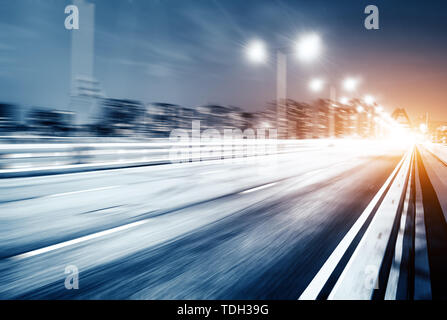 Il traffico sul ponte di notte a Seul Foto Stock
