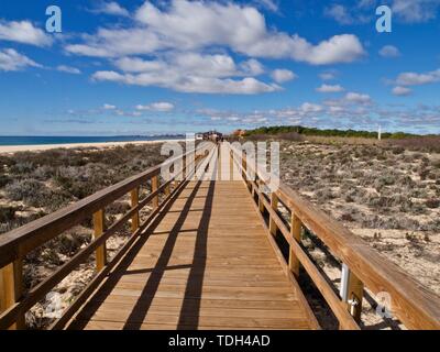 In legno tipico percorso a piedi che conduce da Vilamoura per Albufeira lungo la spiaggia in Portogallo Foto Stock