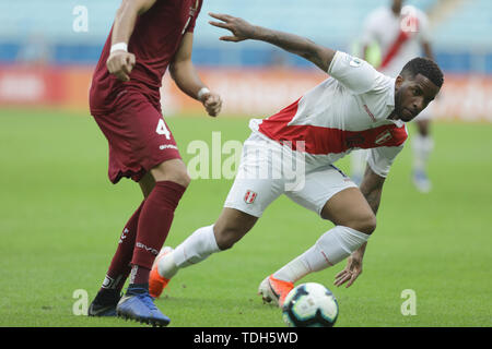 Porto Alegre, Brasile. Il 15 giugno, 2019. Il Perù Farfan (R) compete durante la Copa America 2019 Gruppo di una partita di calcio tra Venezuela e il Perù a Porto Alegre, Brasile, 15 giugno 2019. La partita è finita 0-0. Credito: Lucio Tavor/Xinhua/Alamy Live News Foto Stock