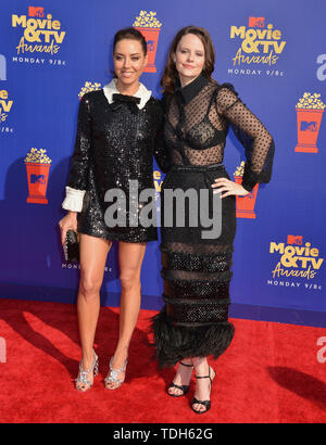 Los Angeles, Stati Uniti d'America. Il 15 giugno, 2019. Aubrey Plaza, Sarah Ramos 069 assiste il 2019 MTV Movie e TV Awards a Barker Hangar a giugno 15, 2019 a Santa Monica, California Credit: Tsuni/USA/Alamy Live News Foto Stock