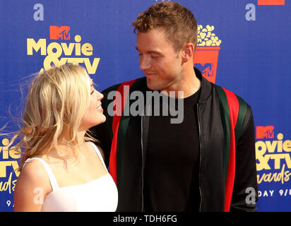 Santa Monica, Stati Uniti d'America. Il 15 giugno, 2019. Cassie Randolph e Colton Underwood assiste il 2019 MTV Movie e TV Awards a Barker Hangar a giugno 15, 2019 in Santa Monica, California. Credito: MediaPunch Inc/Alamy Live News Foto Stock