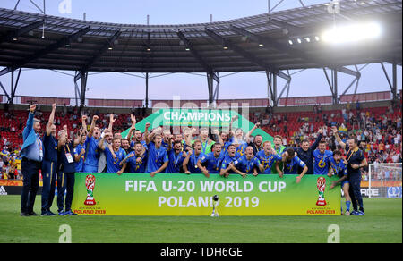 Lodz, Polonia. Il 15 giugno, 2019. I giocatori di Ucraina celebrare la vittoria dopo la FIFA U-20 World Cup match finale tra Ucraina e Corea del Sud a Lodz, Polonia, 15 giugno 2019. L'Ucraina ha vinto 3-1 per vincere il campionato. Credito: Rafal Rusek/Xinhua/Alamy Live News Foto Stock