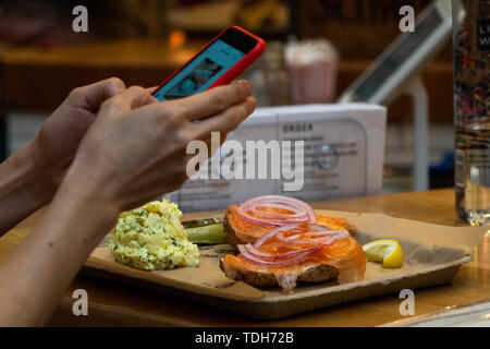 Los Angeles, Stati Uniti d'America. Il 15 giugno, 2019. Un visitatore prende le foto durante la 5a Los Angeles il pane Festival in Los Angels, gli Stati Uniti, 15 giugno 2019. Credito: Qian Weizhong/Xinhua/Alamy Live News Foto Stock