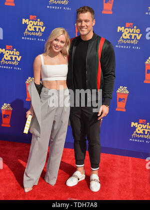 Cassie Randolph, Colton Underwood assiste il 2019 MTV Movie e TV Awards a Barker Hangar a giugno 15, 2019 a Santa Monica, California Foto Stock