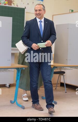 Gorlitz, Germania. 16 Giugno, 2019. Ottaviano Ursu (CDU), signore sindaco candidato per Görlitz, sorge a votare in un seggio. I circa 46.000 elettori nella città più orientale della Germania sono nuovamente chiamati a votare su un nuovo Sindaco. Accanto a Ursu vi è un candidato dell'AFD. Credito: dpa picture alliance/Alamy Live News Foto Stock