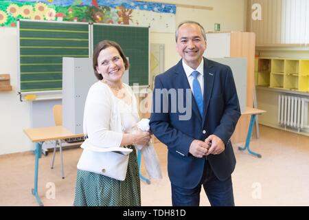 Gorlitz, Germania. 16 Giugno, 2019. Ottaviano Ursu (CDU), signore sindaco candidato per Görlitz, è in piedi accanto alla moglie Désirée in un seggio dopo la votazione. I circa 46.000 elettori nella città più orientale della Germania sono nuovamente chiamati a votare su un nuovo Sindaco. Accanto a Ursu vi è un candidato dell'AFD. Credito: dpa picture alliance/Alamy Live News Foto Stock