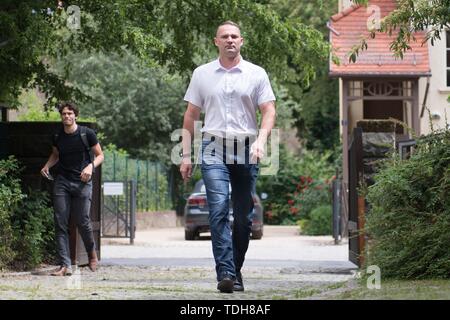 Gorlitz, Germania. 16 Giugno, 2019. Sebastian Wippel, AfD membro rappresentante del Parlamento e candidato sindaco di Görlitz, arriva a votare in un seggio. I circa 46.000 elettori nella città più orientale della Germania sono nuovamente chiamati a votare su un nuovo Sindaco. Accanto a Ursu vi è un candidato dell'AFD. Credito: dpa picture alliance/Alamy Live News Foto Stock