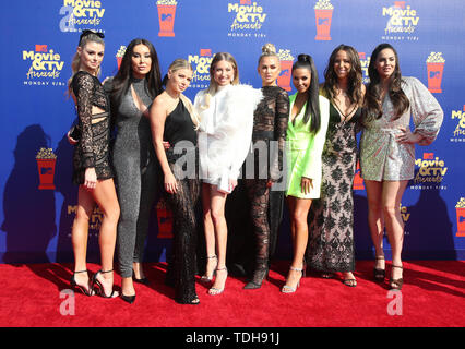 SANTA MONICA, CA - Giugno15: "Regole Vanderpump' cast, Scheana Shay, James Kennedy, Billie Lee, Lala Kent, Stassi Schroeder, al 2019 MTV Movie & TV Awards sponsorizzato da M&M's, MTN rugiada, Taco Bell® e verità a Barker Hangar di Santa Monica, in California, il 15 giugno 2019. Credito: Faye Sadou/MediaPunch Foto Stock