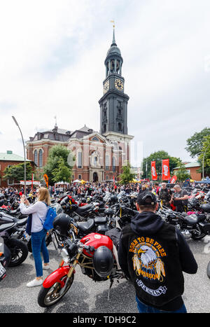 Amburgo, Germania. 16 Giugno, 2019. Migliaia di motociclisti soddisfare davanti alla chiesa principale di San Michele (Michel) per il servizio e per l'uscita successiva. L' Hamburger Motorradgottesdienst am Michel, organizzato dalla Verein Amburgo Mogo in der Nordkirche e.V., è il più grande servizio di moto in Europa. Credito: Markus Scholz/dpa/Alamy Live News Foto Stock