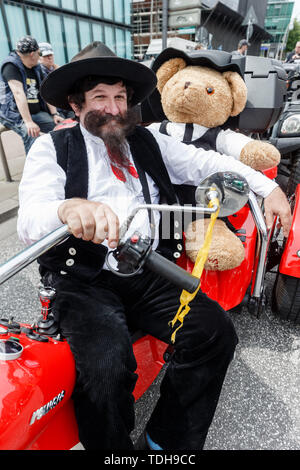 Amburgo, Germania. 16 Giugno, 2019. Heinz Behling siede all'Mogo con la sua mascotte Stoffel sul suo trike. L' Hamburger Motorradgottesdienst am Michel, organizzato dalla Verein Amburgo Mogo in der Nordkirche e.V., è il più grande servizio di moto in Europa. Credito: Markus Scholz/dpa/Alamy Live News Foto Stock