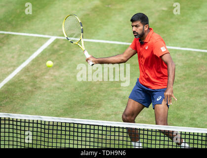 Stuttgart, Germania. 16 Giugno, 2019. Tennis: Atp-Tour - Stuttgart, raddoppia, uomini, finale: Colleghi (Australia) e Soares (Brasile) - Bopanna (India) Shapovalov (Canada). Rohan Bopanna in azione. Credito: Sila Stein/dpa/Alamy Live News Foto Stock