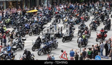 Amburgo, Germania. 16 Giugno, 2019. Migliaia di motociclisti iniziare dalla chiesa principale di San Michele (Michel) all'uscita dopo il servizio. L' Hamburger Motorradgottesdienst am Michel, organizzato dalla Verein Amburgo Mogo in der Nordkirche e.V., è il più grande servizio di moto in Europa. Credito: Markus Scholz/dpa/Alamy Live News Foto Stock