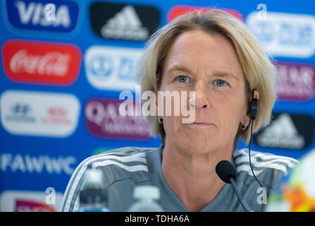 Montpellier, Francia. Il 16 giugno 2019. Calcio, donne: World Cup, squadra nazionale, la Germania, la conferenza stampa finale: Martina Voss-Tecklenburg, allenatore del tedesco della Nazionale femminile, parla. Foto: Sebastian Gollnow/dpa Credito: dpa picture alliance/Alamy Live News Foto Stock