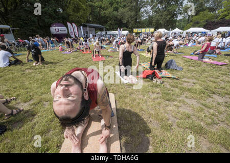 Varsavia, Polonia. 16 Giugno, 2019. Oltre 25 mila persone hanno partecipato a numerosi eventi, spettacoli, classi e pic-nic in 19 città in tutta la Polonia organizzata dalla comunità indiana in Polonia sotto il patrocinio ufficiale dell Ambasciata di India. 21 di giugno è stata dichiarata come giornata internazionale per lo yoga dall Assemblea Generale delle Nazioni Unite nel 2015. Credito: Robert Pastryk/ZUMA filo/Alamy Live News Foto Stock