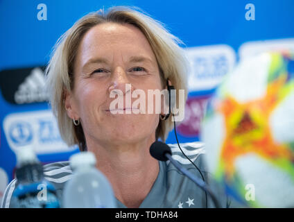 Montpellier, Francia. Il 16 giugno 2019. Calcio, donne: World Cup, squadra nazionale, la Germania, la conferenza stampa finale: Martina Voss-Tecklenburg, allenatore del tedesco della Nazionale femminile, ride. Foto: Sebastian Gollnow/dpa Credito: dpa picture alliance/Alamy Live News Foto Stock