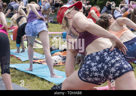 Varsavia, Polonia. 16 Giugno, 2019. Oltre 25 mila persone hanno partecipato a numerosi eventi, spettacoli, classi e pic-nic in 19 città in tutta la Polonia organizzata dalla comunità indiana in Polonia sotto il patrocinio ufficiale dell Ambasciata di India. 21 di giugno è stata dichiarata come giornata internazionale per lo yoga dall Assemblea Generale delle Nazioni Unite nel 2015. Credito: Robert Pastryk/ZUMA filo/Alamy Live News Foto Stock