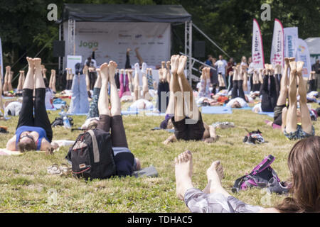 Varsavia, Polonia. 16 Giugno, 2019. Oltre 25 mila persone hanno partecipato a numerosi eventi, spettacoli, classi e pic-nic in 19 città in tutta la Polonia organizzata dalla comunità indiana in Polonia sotto il patrocinio ufficiale dell Ambasciata di India. 21 di giugno è stata dichiarata come giornata internazionale per lo yoga dall Assemblea Generale delle Nazioni Unite nel 2015. Credito: Robert Pastryk/ZUMA filo/Alamy Live News Foto Stock