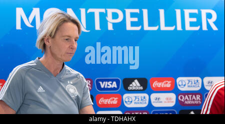 Montpellier, Francia. Il 16 giugno 2019. Calcio, donne: World Cup, squadra nazionale, la Germania, la conferenza stampa finale: Martina Voss-Tecklenburg, allenatore del tedesco della Nazionale femminile, giunge alla conferenza stampa. Foto: Sebastian Gollnow/dpa Credito: dpa picture alliance/Alamy Live News Foto Stock