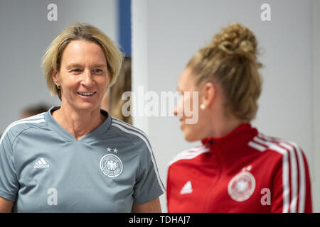 Montpellier, Francia. Il 16 giugno 2019. Calcio, donne: World Cup, squadra nazionale, la Germania, la conferenza stampa finale: Martina Voss-Tecklenburg (l), allenatore del tedesco della Nazionale femminile, e Linda Dallmann venite alla conferenza stampa. Foto: Sebastian Gollnow/dpa Credito: dpa picture alliance/Alamy Live News Foto Stock