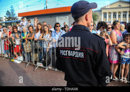 , Tambov Tambov Regione, la Russia. 16 Giugno, 2019. Dipendente della Federazione ''ROS guardia'' durante la chiusura della strada internazionale nel credito di Tambov: Demian Stringer/ZUMA filo/Alamy Live News Foto Stock