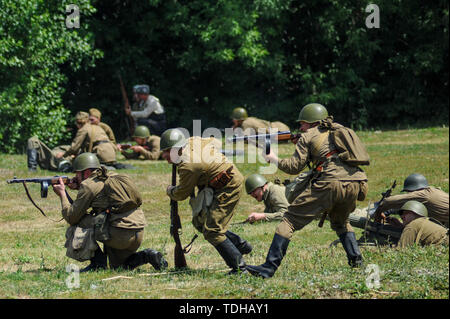 , Tambov Tambov Regione, la Russia. 16 Giugno, 2019. Militare - ricostruzione storica della Battaglia di Stalingrado (II guerra mondiale) nella città di Tambov (Russia). Nella foto - reenactors militari in uniforme militare dell'esercito sovietico Credito: Demian Stringer/ZUMA filo/Alamy Live News Foto Stock