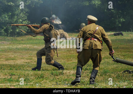 , Tambov Tambov Regione, la Russia. 16 Giugno, 2019. Militare - ricostruzione storica della Battaglia di Stalingrado (II guerra mondiale) nella città di Tambov (Russia). Nella foto - reenactors militari in uniforme militare dell'esercito sovietico, durante la seconda guerra mondiale. Credito: Demian Stringer/ZUMA filo/Alamy Live News Foto Stock