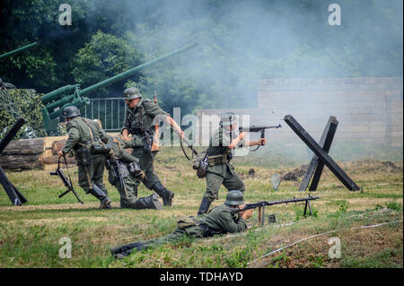 , Tambov Tambov Regione, la Russia. 16 Giugno, 2019. Militare - ricostruzione storica della Battaglia di Stalingrado (II guerra mondiale) nella città di Tambov (Russia). Nella foto - reenactors militare nell'uniforme dell'esercito tedesco, durante la seconda guerra mondiale. Credito: Demian Stringer/ZUMA filo/Alamy Live News Foto Stock