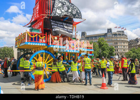 Londra, Regno Unito. Il 16 giugno 2019. Migliaia di pellegrini e devoti di prendere parte al Rathayatra, una processione attraverso il centro di Londra a Trafalgar Square che comporta lo spostamento dei Ratha, deula in legno a forma di carri con divinità Jagannath (Vishnu avatar), Balabhadra (fratello), Subhadra (sua sorella) e Sudarshana Chakra: Credito amer ghazzal/Alamy Live News Foto Stock