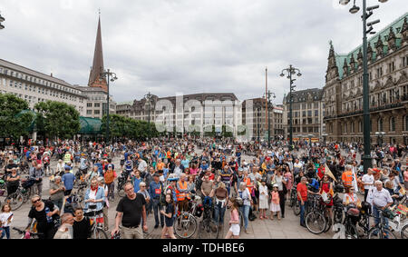 Amburgo, Germania. 16 Giugno, 2019. I ciclisti hanno raccolto alla fine del XXV Noleggio Star Ride presso il municipio di mercato. Una volta l'anno la loro protesta in questa forma per i loro interessi in materia di trasporti locali. Credito: Markus Scholz/dpa/Alamy Live News Foto Stock