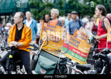 Amburgo, Germania. 16 Giugno, 2019. I ciclisti hanno raccolto alla fine del XXV Noleggio Star Ride presso il municipio di mercato. Una volta l'anno la loro protesta in questa forma per i loro interessi in materia di trasporti locali. Credito: Markus Scholz/dpa/Alamy Live News Foto Stock