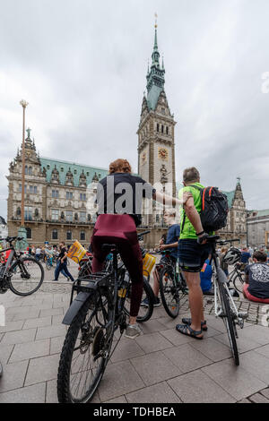 Amburgo, Germania. 16 Giugno, 2019. I ciclisti arrivano al Rathausmarkt alla fine del XXV Noleggio Star Ride. Una volta l'anno la loro protesta in questa forma per i loro interessi in materia di trasporti locali. Credito: Markus Scholz/dpa/Alamy Live News Foto Stock