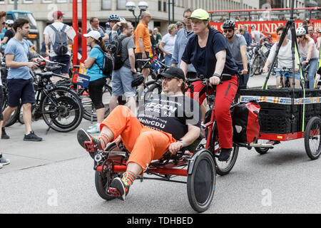 Amburgo, Germania. 16 Giugno, 2019. I ciclisti arrivano al Rathausmarkt alla fine del XXV Noleggio Star Ride. Una volta l'anno la loro protesta in questa forma per i loro interessi in materia di trasporti locali. Credito: Markus Scholz/dpa/Alamy Live News Foto Stock