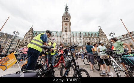 Amburgo, Germania. 16 Giugno, 2019. I ciclisti arrivano al Rathausmarkt alla fine del XXV Noleggio Star Ride. Una volta l'anno la loro protesta in questa forma per i loro interessi in materia di trasporti locali. Credito: Markus Scholz/dpa/Alamy Live News Foto Stock