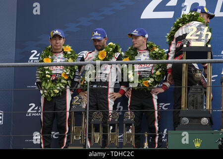 Le Mans, Sarthe, Francia. 16 Giugno, 2019. Toyota Gazoo Racing Toyota TS050 piloti ibrido Mike Conway (GBR) Kamui Kobayashi (JPN) Jose Maria Lopez (ARG) terminato a seconda del 87th edizione della 24 Ore di Le Mans dell'ultimo round del FIA World Endurance Championship a Le Sarthe sul circuito di Le Mans - Francia.Fernando Alonso ha vinto la 24 Ore di Le Mans il credito: Pierre Stevenin/ZUMA filo/Alamy Live News Foto Stock