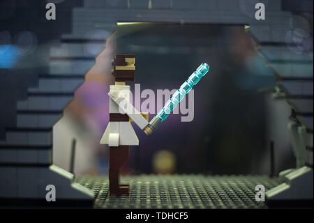 Malaga, Spagna. 16 Giugno, 2019. Un mockup di un personaggio del film di Star Wars visualizzato all'interno di un armadio di vetro durante la mostra. La LEGO mostra è una mostra temporanea, il più grande di Europa circa le figure di LEGO, che mostrano differenti mockups montato con più di 5 milioni di pezzi di Lego a larga scala come il Titanic ship, le repliche di giocatori di pallacanestro, il corpo umano, i personaggi del film di Star Wars, Marvel e gli altri. Credito: SOPA Immagini limitata/Alamy Live News Foto Stock