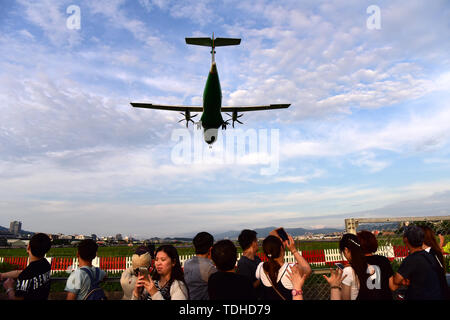 Il Taipei Taiwan. 16 Giugno, 2019. I residenti locali e turisti osservare il passaggio di un aereo vicino a Taipei Aeroporto Songshan di Taipei, a sud-est della Cina di Taiwan, 16 giugno 2019. Credito: Zhu Xiang/Xinhua/Alamy Live News Foto Stock