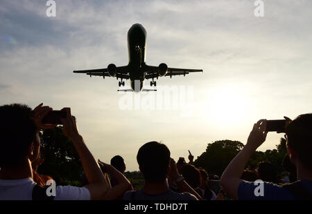 Il Taipei Taiwan. 16 Giugno, 2019. I residenti locali e turisti osservare il passaggio di un aereo vicino a Taipei Aeroporto Songshan di Taipei, a sud-est della Cina di Taiwan, 16 giugno 2019. Credito: Zhu Xiang/Xinhua/Alamy Live News Foto Stock