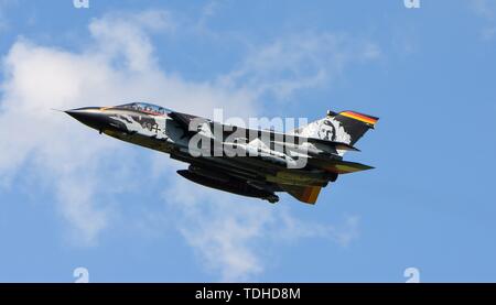 Jagel, Deutschland. Xiii Giugno, 2019. 13.06.2019, due giorni prima del giorno della Bundeswehr era sull'airbase Schleswig del Tactical Air Force Squadron 51 Immelmann, precedentemente Naval Air Squadron 1 (MFG 1) e Aufklarungsgeschwader 51 in Jagel, Schleswig-Holstein ha tenuto un spotterday al Planespotter, premere e rappresentanti delle parti interessate i trasporti aerei, jet da combattimento ed elicotteri da vicino potrebbe fotografare. Tedesco ID goalnado 43 25 con livrea speciale 'Max Immelmann' in volo. | Utilizzo di credito in tutto il mondo: dpa/Alamy Live News Foto Stock