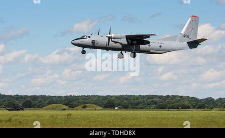 Jagel, Deutschland. Xiii Giugno, 2019. 13.06.2019, due giorni prima del giorno della Bundeswehr era sull'airbase Schleswig del Tactical Air Force Squadron 51 Immelmann, precedentemente Naval Air Squadron 1 (MFG 1) e Aufklarungsgeschwader 51 in Jagel, Schleswig-Holstein ha tenuto un spotterday al Planespotter, premere e rappresentanti delle parti interessate i trasporti aerei, jet da combattimento ed elicotteri da vicino potrebbe fotografare. Ungherese trasporti aereo Antonov un-26 in volo. | Utilizzo di credito in tutto il mondo: dpa/Alamy Live News Foto Stock