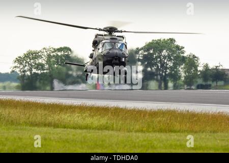 13.06.2019, due giorni prima del giorno della Bundeswehr era sull'airbase Schleswig del Tactical Air Force Squadron 51 Immelmann, precedentemente Naval Air Squadron 1 (MFG 1) e Aufklarungsgeschwader 51 in Jagel, Schleswig-Holstein ha tenuto un spotterday al Planespotter, premere e rappresentanti delle parti interessate i trasporti aerei, jet da combattimento ed elicotteri da vicino potrebbe fotografare. Il tedesco NH90 78 + 36 in avvicinamento. | Utilizzo di tutto il mondo Foto Stock