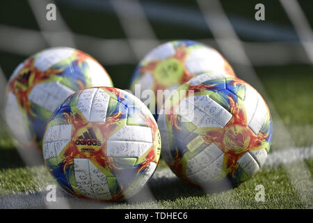Reggio Emilia, Italia. 16 Giugno, 2019. Sfere ufficiale durante la UEFA Europei Under-21 gara di campionato tra la Polonia U-21 v Belgio U-21 allo Stadio Cittˆ del Tricolore, Reggio Emilia, Italia il 16 giugno 2019. Foto di Giuseppe mafia. Credit: UK Sports Pics Ltd/Alamy Live News Foto Stock