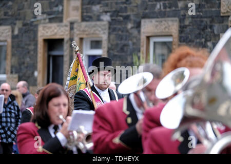 Peebles, Scotland, Regno Unito. Il 16 giugno 2019. Peebles Beltane Festival - Croce Kirk inizio Peebles Beltane Festival 2019, il servizio inaugurale presso la vecchia Croce Kirk, Peebles domenica 16 giugno 2019 per l'Peebles Marzo Equitazione e Beltane regina del Festival. Fr. Anthony Lappin (operaio) il Rev. Barry Hughes (ritirarvi Operaio). Musica da Peebles Burgh fascia argento. Credito: Rob grigio/Alamy Live News Foto Stock