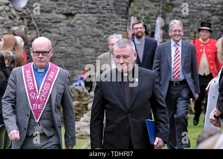 Peebles, Scotland, Regno Unito. Il 16 giugno 2019. Peebles Beltane Festival - Croce Kirk inizio Peebles Beltane Festival 2019, il servizio inaugurale presso la vecchia Croce Kirk, Peebles domenica 16 giugno 2019 per l'Peebles Marzo Equitazione e Beltane regina del Festival. Fr. Anthony Lappin (operaio) il Rev. Barry Hughes (ritirarvi Operaio). Musica da Peebles Burgh fascia argento. Credito: Rob grigio/Alamy Live News Foto Stock