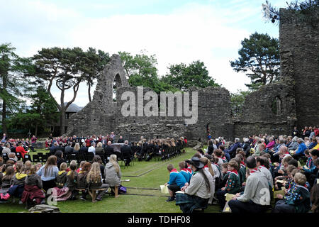 Peebles, Scotland, Regno Unito. Il 16 giugno 2019. Peebles Beltane Festival - Croce Kirk inizio Peebles Beltane Festival 2019, il servizio inaugurale presso la vecchia Croce Kirk, Peebles domenica 16 giugno 2019 per l'Peebles Marzo Equitazione e Beltane regina del Festival. Fr. Anthony Lappin (operaio) il Rev. Barry Hughes (ritirarvi Operaio). Musica da Peebles Burgh fascia argento. Credito: Rob grigio/Alamy Live News Foto Stock