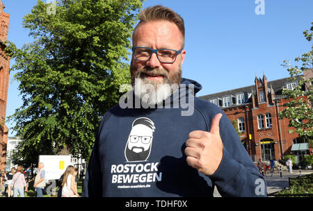 Rostock, Germania. 16 Giugno, 2019. Il non-partito danese Claus Ruhe Madsen, che è supportato dalla CDU e FDP, è felice circa lo stato del conteggio dei voti dopo il sindaco di run-off elezione al suo team elettorali di partito, che lo vede in anticipo. Egli avrebbe prevalso contro di sinistra Bockhahn candidato. Secondo l'Associazione tedesca delle città, Madsen sarebbe il primo OB di una grande città tedesca con più di 200.000 abitanti che non dispone di un passaporto tedesco. Credito: Bernd Wüstneck/dpa-Zentralbild/dpa/Alamy Live News Foto Stock